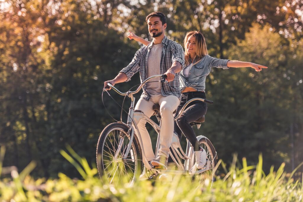 pareja paseando enbicicleta